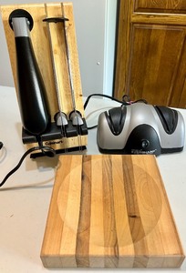 lot 109 image: Electric Knife Set with Cuisinart Knife, Carving Blades, Block, and Presto Eversharp Sharpener
