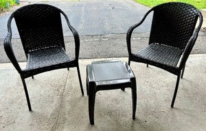 lot 134 image: Set of 2 Wicker Outdoor Patio Chairs with Brown Side Table