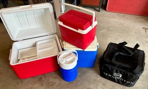 lot 140 image: Collection of 5 Coolers and Lunch Bags Including Coleman and Bennington