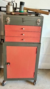 lot 148 image: Rolling Metal Tool Chest with Hand Tools and Workshop Accessories