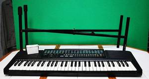 lot 011 image: Realistic Concertmate 900 (Casio CT-636) Synthesizer Piano Keyboard with Stand