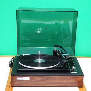 lot 007 image: Panasonic CD-4 IC FET Automatic Turntable - No Needle