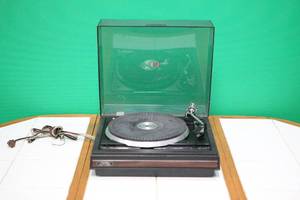 lot 006 image: Realistic LAB-120 Automatic Turntable - No Cartridge.