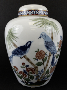 lot 102 image: Mikado Sigma Taste Setter Lidded Porcelain Vase with Birds and Floral Design