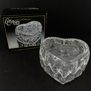 lot 103 image: Las Aves 24% Lead Crystal Heart Shaped Trinket Box with Bird Design
