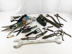 lot 111 image: Mixed Lot of Vintage and Modern Hand Tools, Garden Tools, and Gloves