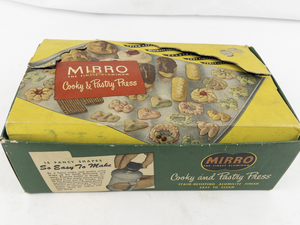 lot 141 image: Mirro Cooky and Pastry Press Set with 15 Discs and Box