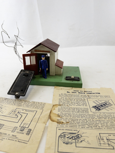 lot 8 image: Lionel Train Accessory No. 252 Crossing Gate with 145C Track Contactor and Instructions