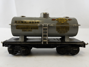 lot 11 image: Lionel Lines S.U.N.X. 2654 Sunoco Oils Tank Car Model Train