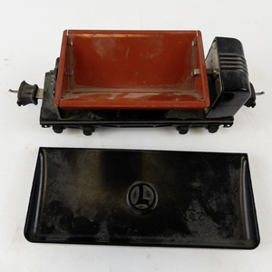 lot 21 image: Lionel No. 160 Bin Dump Car with Removable Bin Cover