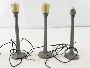 lot 28 image: Set of 3 Lionel Metal Street Lamps for Train Layouts