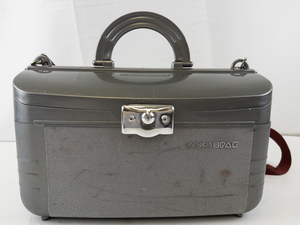 lot 33 image: Vintage CosmetPak Hard Plastic Cosmetic Train Case with Tray and Strap