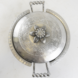 lot 163 image: Everlast Metal Hand-Forged Hammered Aluminum Covered Bowl with Floral Design