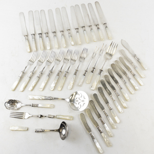 lot 178 image: Large Collection of Universal EPNS Mother of Pearl Handled Flatware