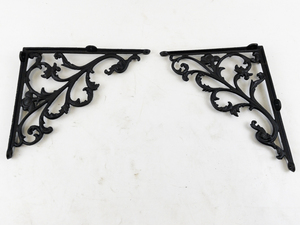 lot 116 image: Pair of Ornate Cast Iron Shelf Brackets with Scroll Design