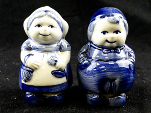 lot 188 image: Delft Dutch Blue and White Kissing Girl and Boy Salt and Pepper Set