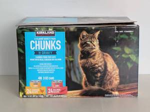 lot 50 image: NEW KIRKLAND SIGNATURE 2-FLAVOR VARIETY PACK CHUNKS IN GRAVY (CAT)