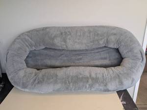 lot 109 image: CANINE CREATIONS OVERSIZED PET BED