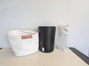 lot 112 image: ASSORTED BATHROOM ITEMS