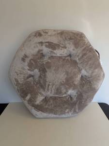lot 105 image: KIRKLAND SIGNATURE GRAY HEX PET BED