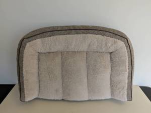 lot 108 image: KIRKLAND SIGNATURE SMALL PET BED