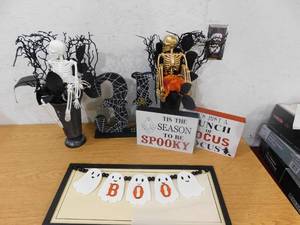 lot 139 image: Halloween Decor