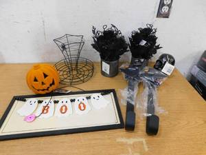 lot 140 image: Halloween Decor