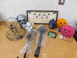 lot 141 image: Halloween Decor
