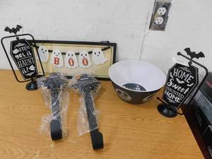 lot 142 image: Halloween Decor