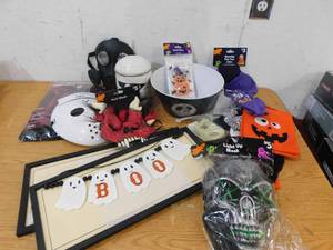 lot 143 image: Halloween Decor