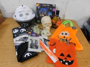 lot 144 image: Halloween Decor