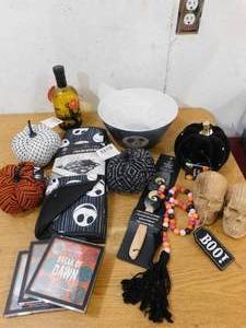 lot 149 image: Halloween Home Decor Lot