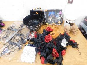 lot 152 image: Halloween Decor
