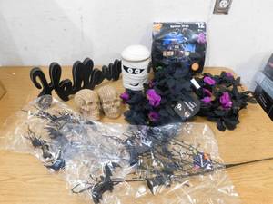 lot 153 image: Halloween Decor