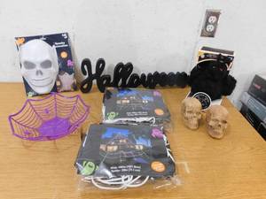 lot 154 image: Halloween Decor