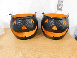 lot 147 image: (2) Pumpkin Buckets