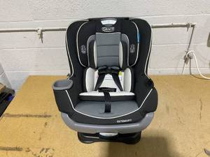 lot 99 image: Graco Extend2Fit Convertible Car Seat