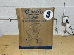 lot 90 image: Graco Extend2Fit Convertible Car Seat