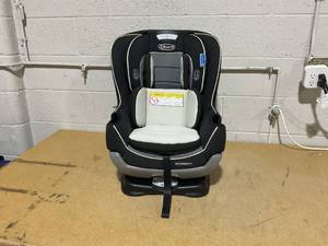 lot 90 image: Graco Extend2Fit Convertible Car Seat