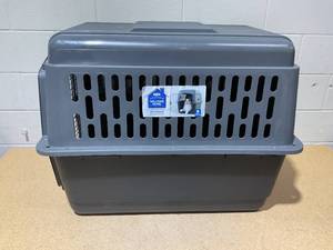 lot 36 image: Petmate All Purpose Aspen Pet Pet Porter