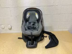 lot 443 image: Maxi Cosi Peri 180 Rotating Infant Car Seat
