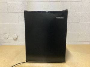lot 87 image: Vissani 2.6 Cu. Ft. Mini Refrigerator HVAR26GBE