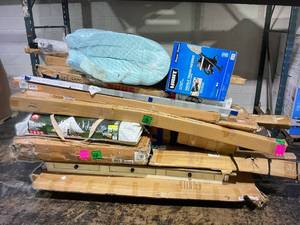 lot 901 image: Wholesale Pallet of Miscellaneous Items
