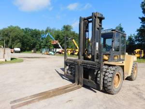 lot 2 image: 1996 Cat DP80 Diesel Forklift with Cab and Heat