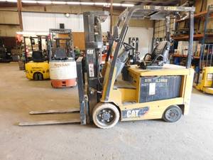 lot 11 image: 2015 Cat EC30N2 Electric 36 Volt Forklift