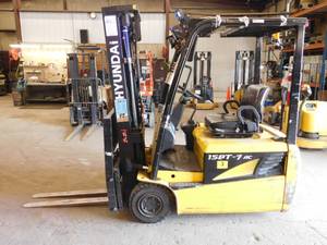 lot 13 image: 2012 Hyundai 15BT-7 36 Volt Electric Forklift