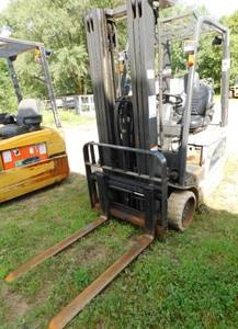 lot 15 image: 2005 Nissan E3000 Electric Forklift - For Repair