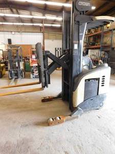 lot 16 image: 2000 Crown RR5020-35 Electric Stand Up Reach Forklift