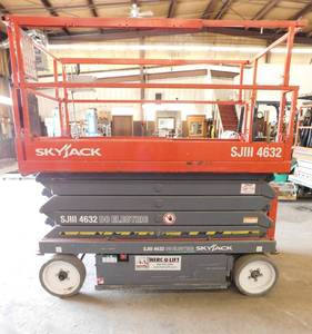 lot 17 image: 2013 SkyJack SJ4632 Scissor Lift