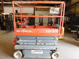 lot 18 image: 2013 SkyJack SJIII3219 Scissor Lift